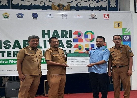 Ket. Foto: Kemensos Menyerahkan Bantuan 244,6 Juta Lebih kepada 110 Orang Penyandang Disabilitas di 2 Daerah Sulawesi Tenggara