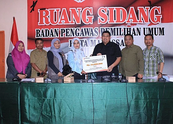 Ket. Foto: Bawaslu Kota Makassar Menyerahkan Bantuan Santunan kepada Ahli Waris Panwaslu Kelurahan Mampu