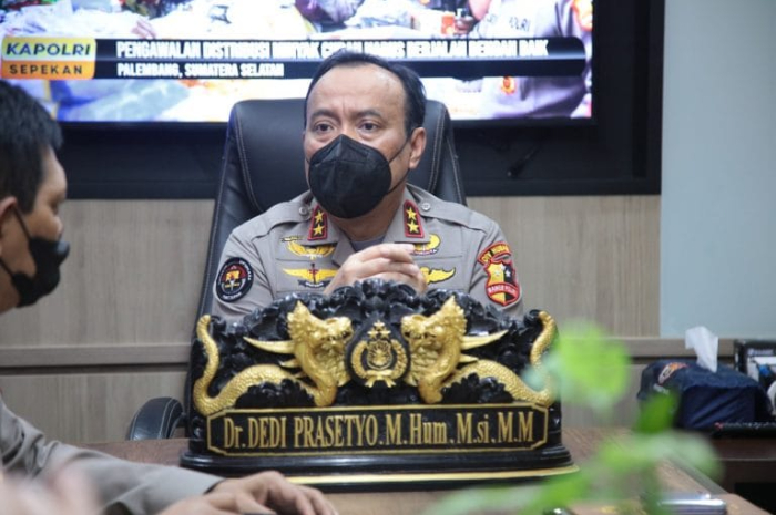 <p>Ket Foto: oroyono/ Red: Agus raharjo</p>
<p>    0<br />
     </p>
<p>Kadiv Humas Polri Irjen Pol Dedi Prasetyo (kanan) memberikan keterangan pers terkait rencana akan dilaksanakannya ekshumasi atau penggalian makam korban tewas kasus tragedi Stadion Kanjuruhan di Bandara Soekarno Hatta, Tangerang, Banten, Sabtu (15/10/2022). Polisi akan melakukan penggalian dua makam korban pada Rabu (19/10/2022) dan rekonstruksi pada Kamis (20/10/2022) untuk mencari bukti ilmiah dari tragedi Kanjuruhan tersebut.</p>
<p>Kadiv Humas Polri Irjen Pol Dedi Prasetyo. (Foto/Facebook Polres Tapanuli Utara)</p>
