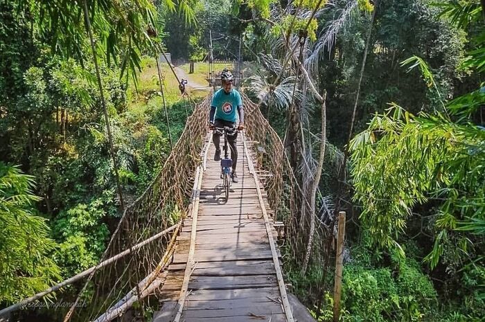 <p>Ket Foto: Pesona Hutan Plangon Cirebon (Foto/Instagram/@cirebonunited)</p>
