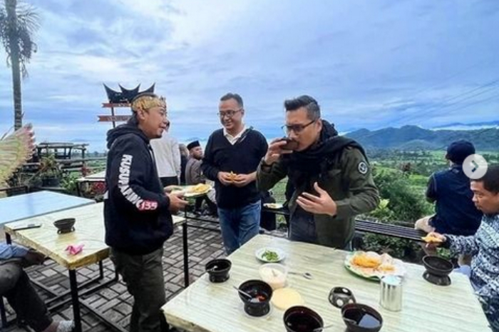 <p>Ari Untung berkunjung ke Nagari Pariangan (Foto/instagram/@pokdarwis.pariangan)</p>