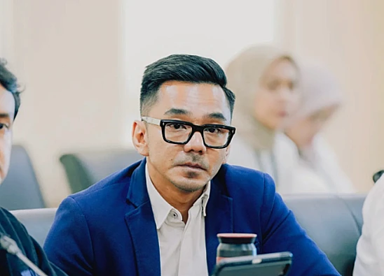 Potret Juru Bicara Kantor Komunikasi Kepresidenan RI, Dedek Prayudi  yang baru-baru ini menyoriti program MBG