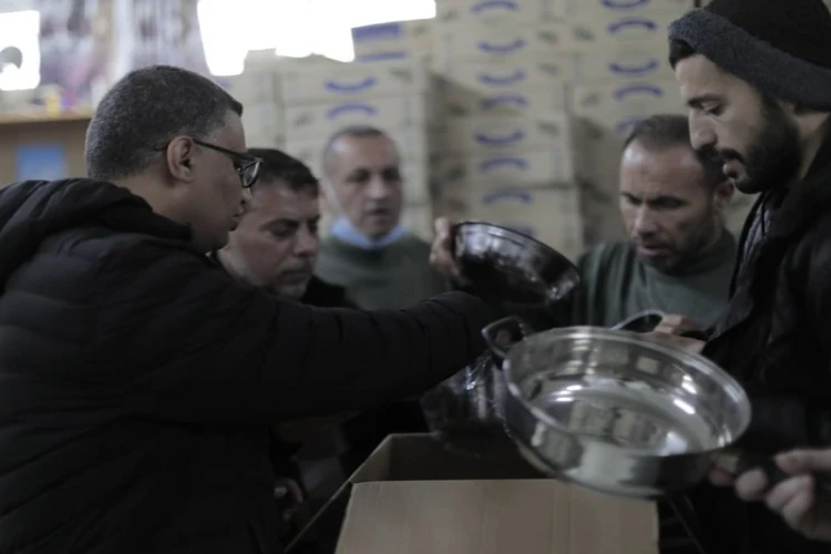 Ket. Foto: Warga Palestina yang Hidup di Jalur Gaza Dilaporkan Kini Terpaksa Makan Rumput