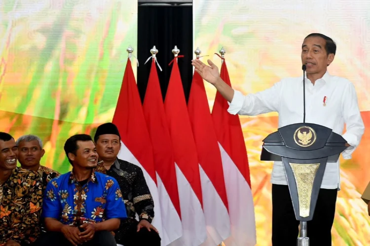 Ket. Foto: Presiden Jokowi Menyatakan Kedatangannya ke Hotel Tempat Kubu Prabowo dan Gibran Berkumpul Adalah untuk Mengantarkan Cucu