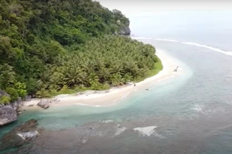 Ket Foto: Pulau Keluang dengan Perairan Jernih