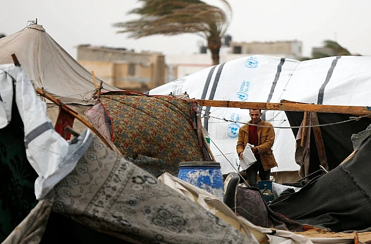 Ket. Foto: Pasukan Penjajah Israel Menyita Buku-Buku Palestina dari Perpustakaan Ilmiah di Yerusalem