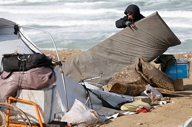 Ket. Foto: Pasukan Penjajah Israel Mengeluarkan Perintah Pembongkaran terhadap Sebuah Rumah di Sebelah Timur Betlehem