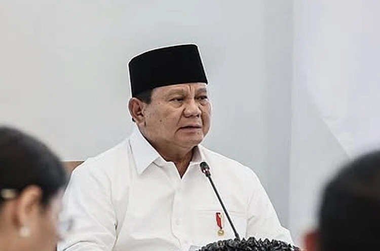 Potret Presiden Indonesia, Prabowo Subianto saat menghadiri suatu rapat