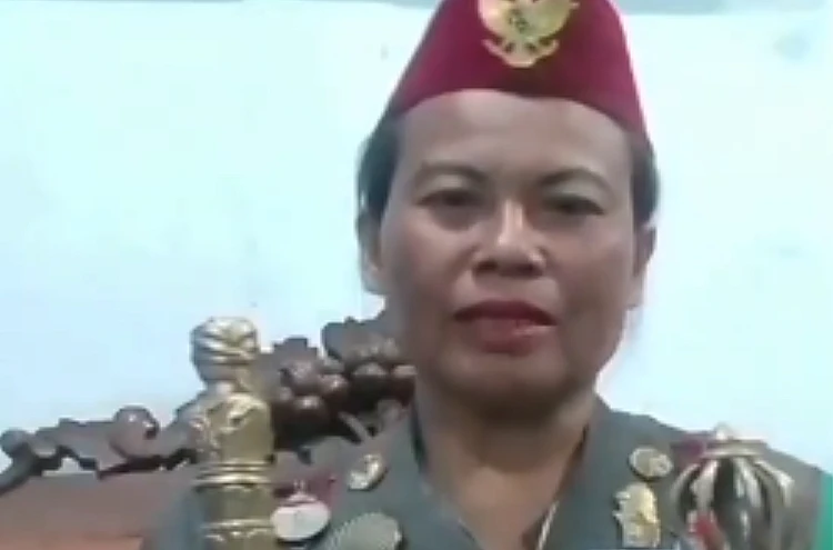 Tangkap layar video yang menampilkan seorang wanita viral karena mengaku sebagai ratu sedunia