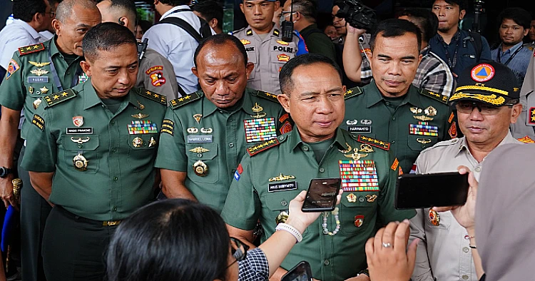 Potret Panglima TNI Jenderal TNI Agus Subiyanto sedang memberikan keterangan kepada awak media