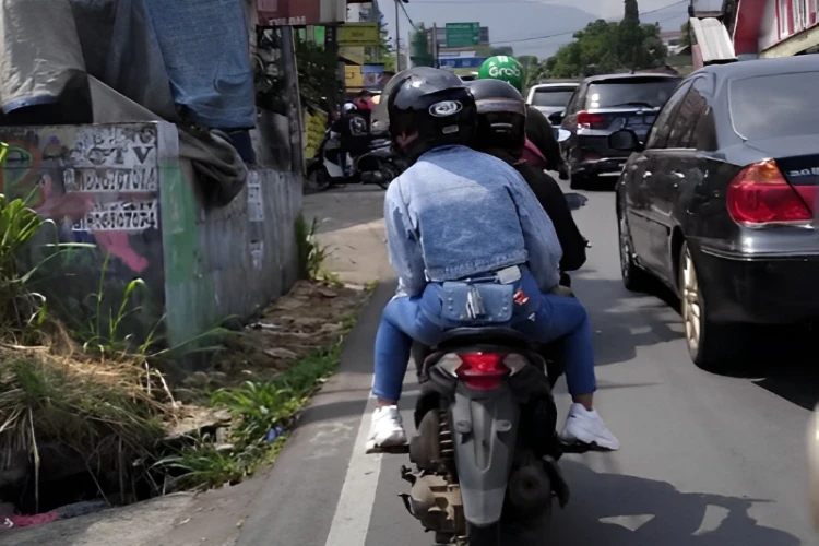 Ket. Foto: Arus Wisata yang Menuju ke Kawasan Puncak Dipenuhi Ribuan Pengunjung yang Berasal dari Jabodetabek