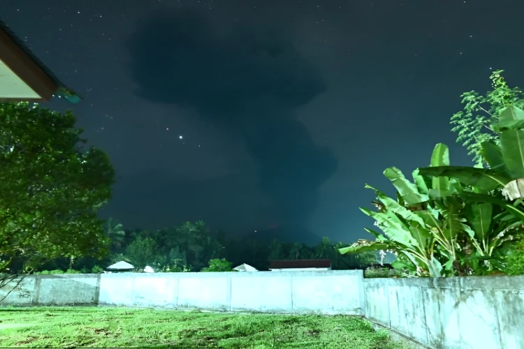 Ket. Foto: Aktivitas Erupsi Gunung Ibu Dikabarkan Menciptakan Fenomena Alam Badai Petir Vulkanik