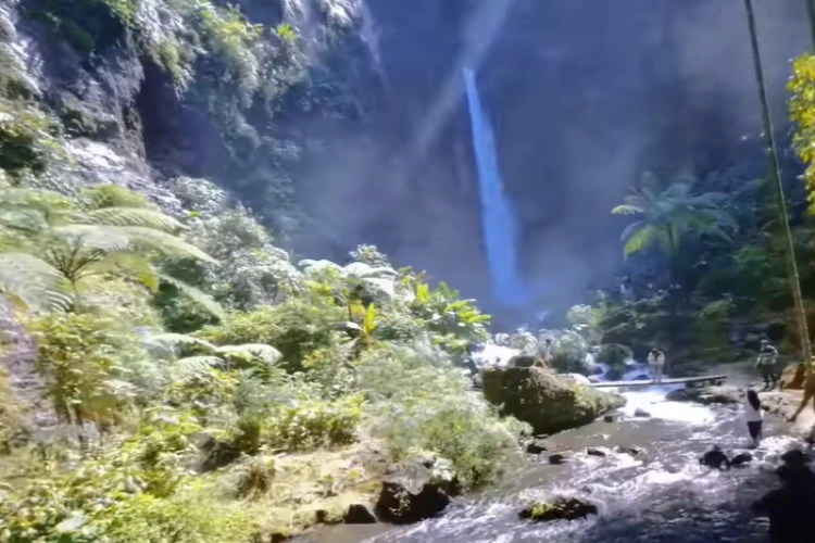 Ket Foto: Air Terjun Kapas Biru di Jawa Timur