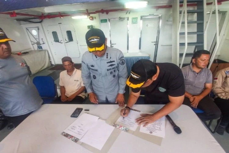 Ket. Foto: 8 Orang Nelayan yang Sebelumnya Sempat Ditahan Otoritas Keamanan Malaysia ke Pemerintah Kabupaten Natuna