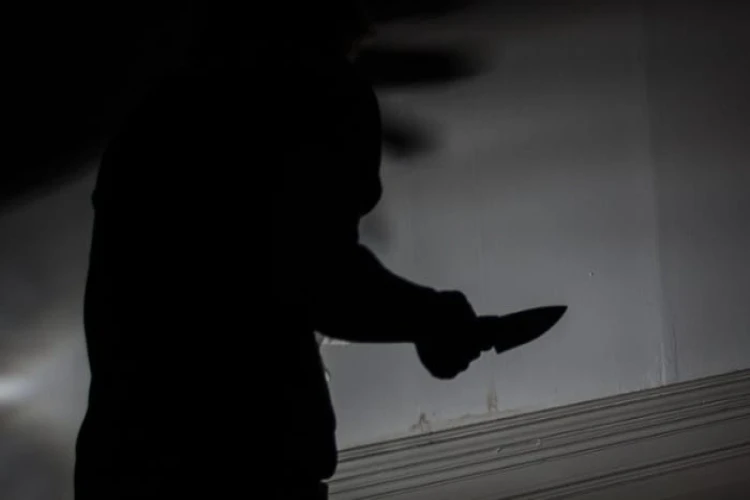 Pegawai minimarket tewas ditusuk rekannya di Jakarta Pusat. Pelaku ditangkap, penyelidikan lanjut dilakukan.