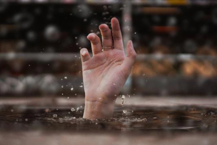 Dua pemancing tewas tenggelam di kolam retensi Bandung, menyoroti pentingnya keselamatan saat beraktivitas di air.