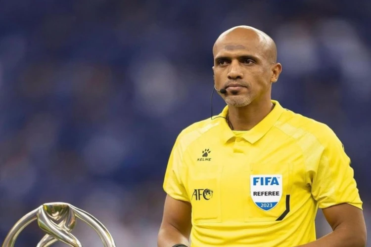 Foto wasit Ahmed Al Kaf yang pimpin pertandingan Indonesia kontra Bahrain di Kualifikasi Piala Dunia 2026