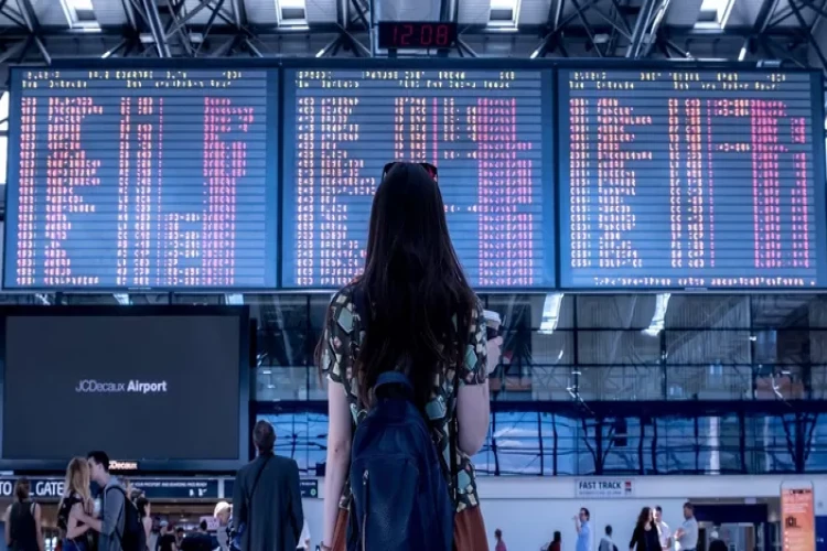 Seorang perempuan WNA asal Rusia ditangkap di Surabaya saat menggelar seleksi model tanpa izin resmi.