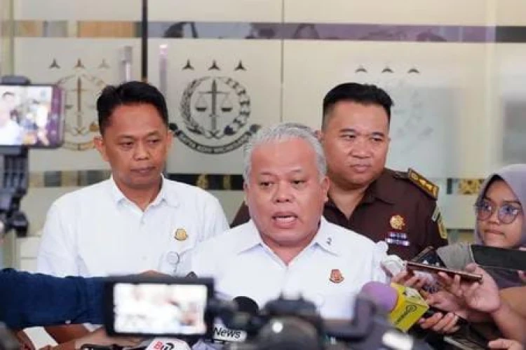 Viral video dugaan penggeledahan ruang staf Menkominfo. Kejagung ungkap fakta dan bantah informasi yang salah.