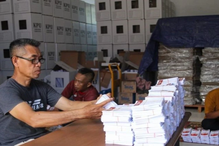Ket. Foto: KPU Kendari Menemukan 373 Lembar Surat Suara Pilkada 2024 Rusak