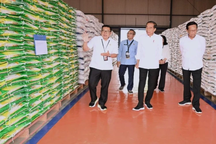 Ket. Foto: Presiden Jokowi Menggelar Rapat Bersama dengan Sejumlah Menteri dan Bapanas Serta Memerintahkan Mendistribusikan Beras Stok Bulog