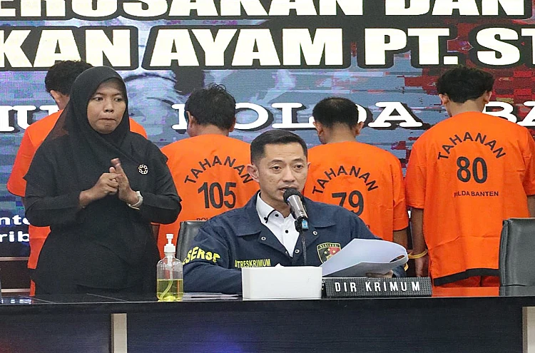 Polda Banten menetapkan 11 tersangka dalam kasus pembakaran peternakan ayam di Pandarincang, yang dianggap mencemari lingkungan.