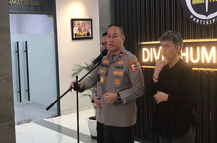 Polri menggeledah rumah Kades Kohod, Arsin, terkait kasus pagar laut. Saat ini, ia masih berstatus saksi.