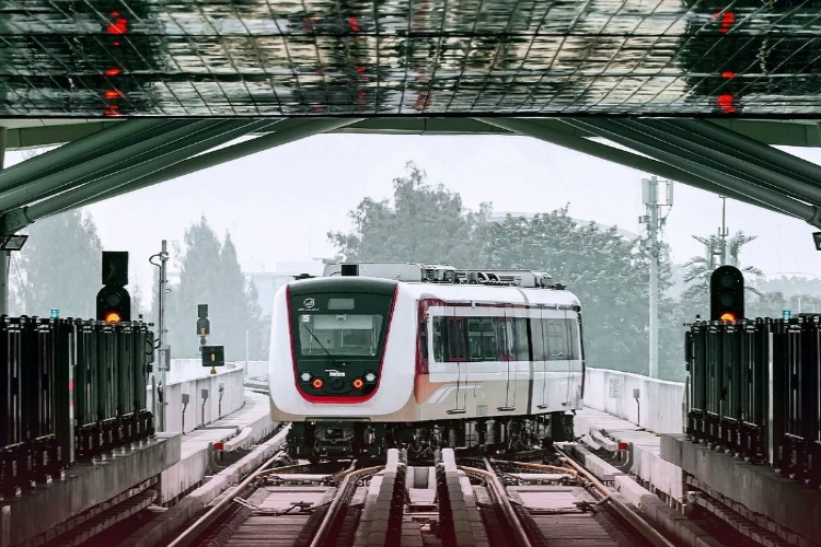 Ket. Foto: Penumpang Memperoleh Kelonggaran untuk Makan dan Minum saat Berbuka Puasa di LRT Jabodebek
