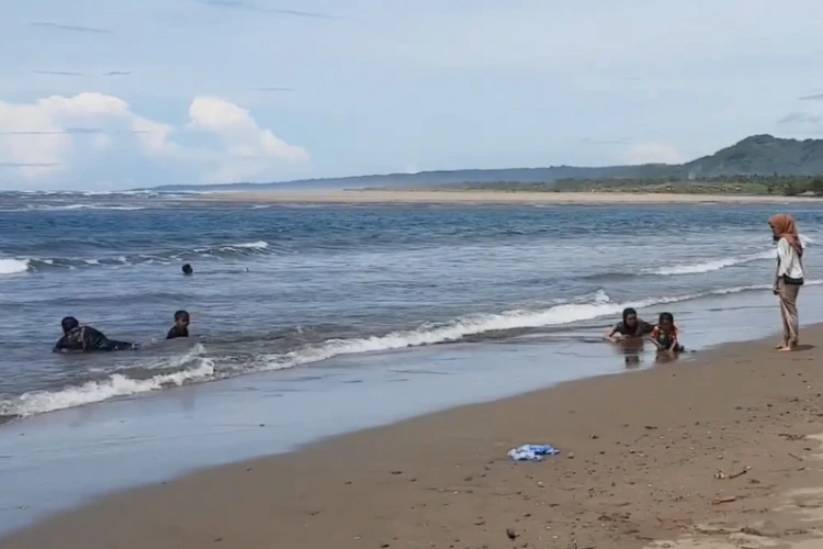 Ket Foto: Pantai Batu dengan Keindahan Memukau