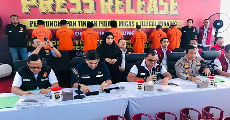 Potret konferensi pers kasus LGP oplosan di Bali yang beromzet hingga miliaran rupiah