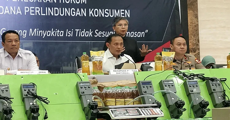 Potret pihak kepolisian ketika melakukan konferensi pers usai melakukan penelusuran kasus penjualan Minyakita tak sesuai ukuran