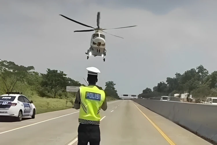 Viral evakuasi korban kecelakaan bus Rosalia Indah menggunakan helikopter.