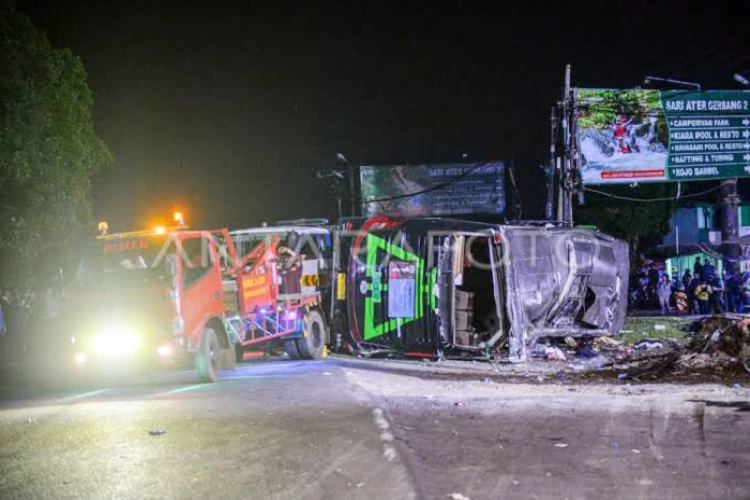 Bus Rombongan Siswa SMK Lingga Kencana mengalami kecelakaan maut di jalan turun Ciater, Subang.