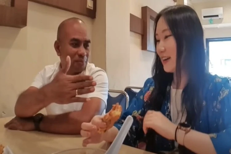 Berkenalan dengan Youtuber Korea, sosok Kepala Unit Penyelenggara Bandar Udara Sulawesi Tenggara kini tengah menjadi sorotan.