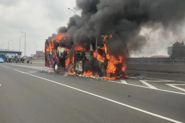 Sebuah bus terbakar habis di Jalan Tol Ir Wiyoto Wiyono, Kecamatan Jatinegara, Jakarta Timur.