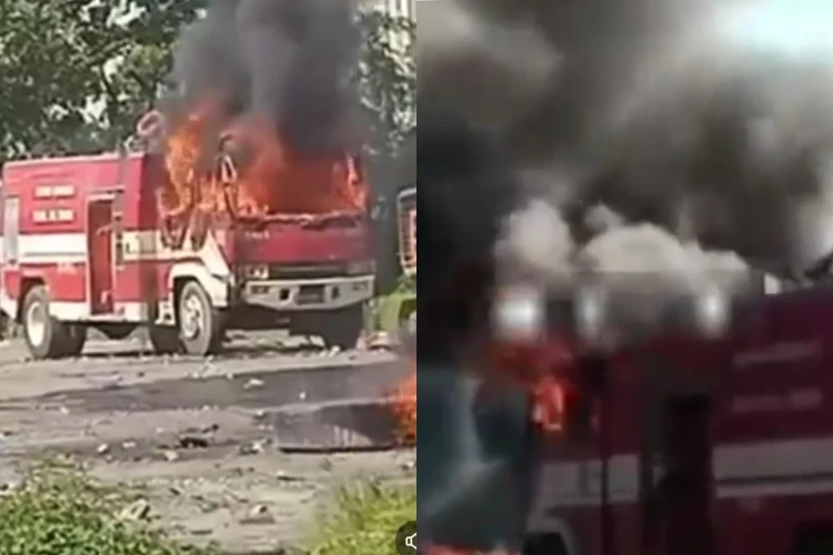 Mobil Damkar Deli Serdang dibakar oleh warga akibat bentrok penertiban pembongkaran bangunan.