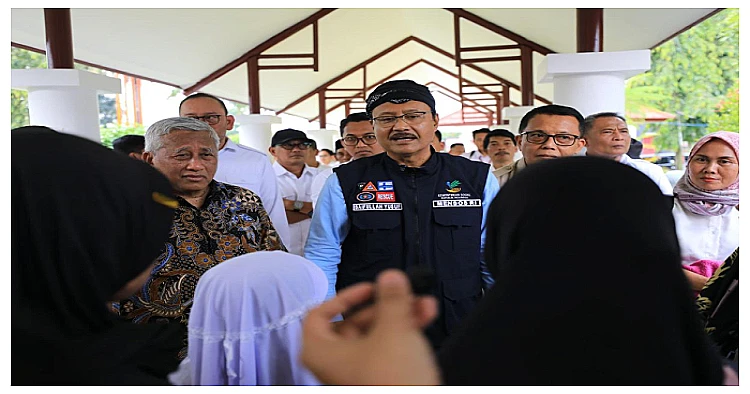 Gus Ipul bertemu dengan para orangtua siswa.