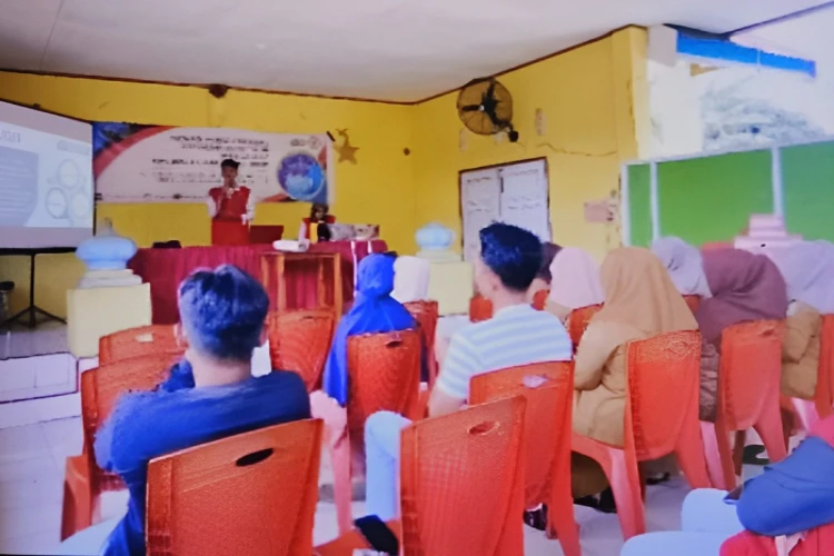 Ket. Foto: Kegiatan Penyuluhan TTG Pembuatan Pupuk Organik Cair dari Limbah Kakao Diadakan oleh Mahasiswa KKN-T Universitas Hasanuddin Gelombang 12 di Desa Laskap Luwu Timur