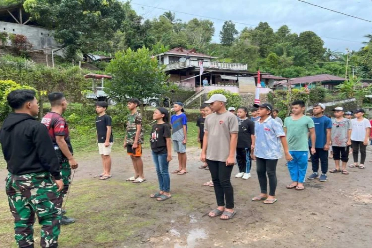 Ket. Foto: Satgas TMMD ke-121 Kodim 1302.Minahasa Melatih PBB kepada Siswa-Siswi Desa Kayuwatu