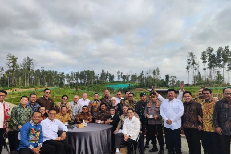 Ket. Foto: Menteri-Menteri Kabinet Indonesia Maju Berkumpul dan Saling Berbincang di Area Embung IKN Sebelum Melaksanakan Sidang