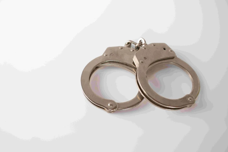 Seorang wanita buron selama dua tahun ditangkap setelah menipu uang beras BPNT senilai Rp 1,5 miliar.