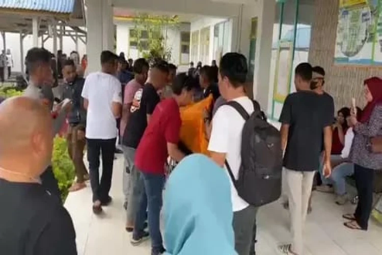 Kebakaran speedboat di Maluku Utara menyebabkan enam orang meninggal, termasuk calon gubernur Benny Laos.