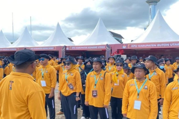 Ket. Foto: KPU Provinsi bersama KPU Kabupaten/Kota se-Sulawesi Tenggara Menyelenggarakan Apel Akbar Kesiapan Menghadapi Pilkada 2024