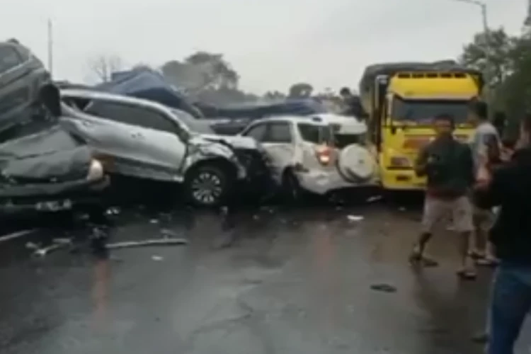 Tangkap layar mobil-mobil yang jadi korban kecelakaan beruntun di tol Cipularang KM 92 (Foto/Twitter/@mazzini_gsp)