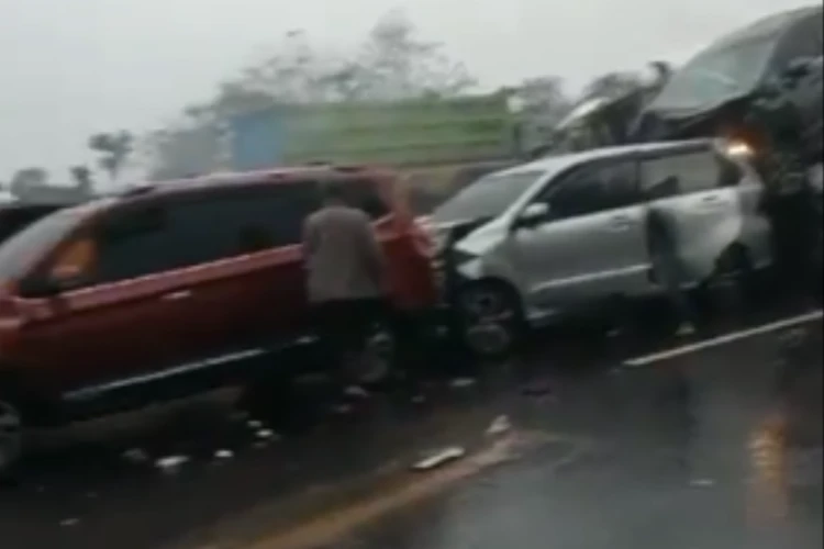 Tangkap layar kejadian kecelakaan beruntun di tol Cipularang KM 92 yang libatkan puluhan mobil