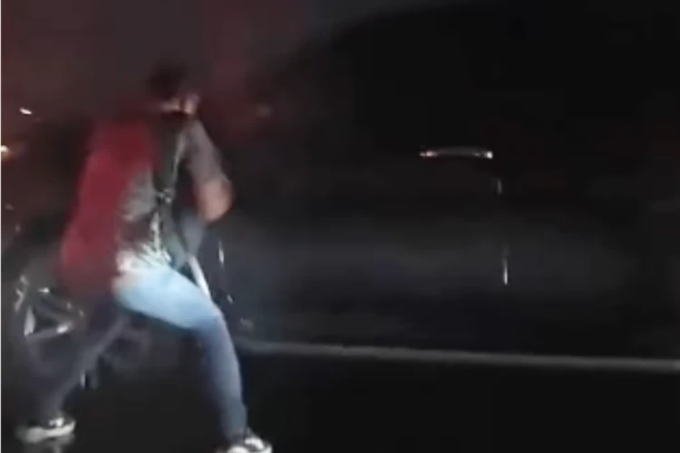 Tangkap layar video rekaman yang memperlihatkan aksi nekat pria curi spion di jalan raya tomang Jakbar