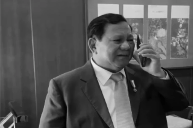 Tangkap layar momen ketika Presiden Indonesia, Prabowo Subianto berbicara dengan Donald Trump melalui sambungan telepon