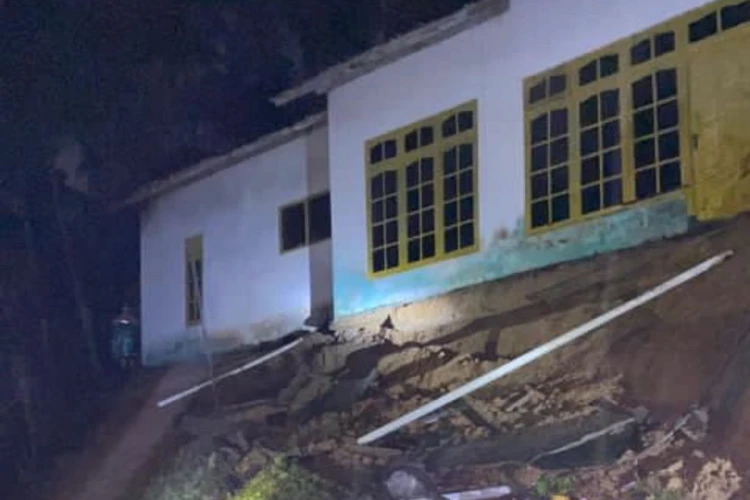 Potret rumah di Kulon Progo yang terbelah setelah talud penyangganya mengalami longsor