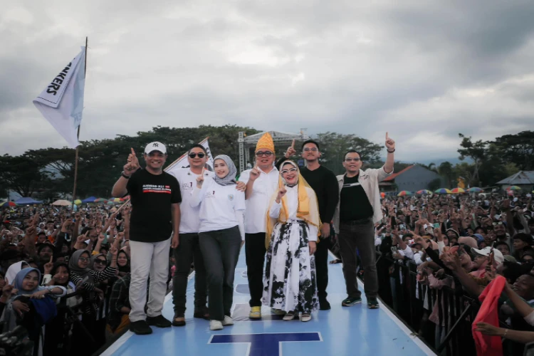 Ket Foto: Ahmad Ali bersama Pasha Ungu Foto bersama di Kampanye lapangan MAsigi