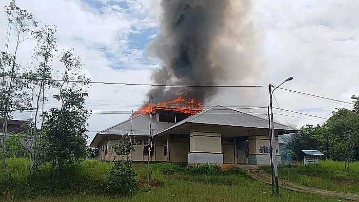 Demo CPNS di Boven Digoel berujung kekerasan dengan pembakaran kantor BKD. Polisi tindak tegas pelaku.